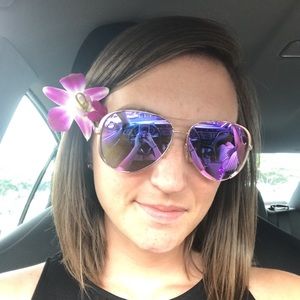 Meet your Posher, Cassandra